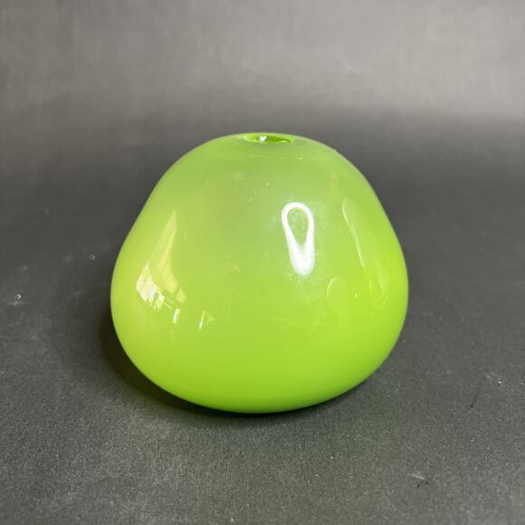 Laura Kramer LBK Studios Bud Vase – Hand Blown Spring Green Glass, Signed &Dated - Picture 3 of 6